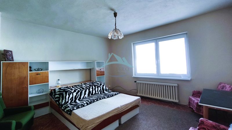 MIMORIADNE ZNÍŽENÁ CENA! Priestranný 6-izbový RD, Nenince, V. Krtíš. - Spálňa v rodinnom dome s posteľou, poličkami a veľkým oknom.