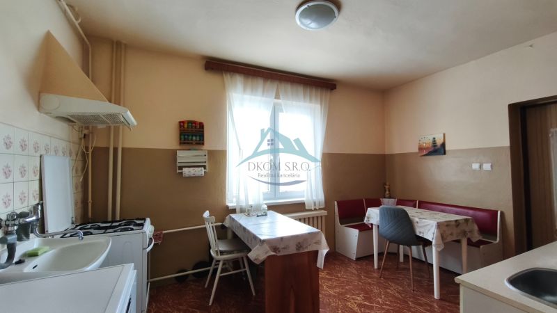 MIMORIADNE ZNÍŽENÁ CENA! Priestranný 6-izbový RD, Nenince, V. Krtíš. - Kuchyňa v rodinnom dome s jedálenským kútom a podlahou s dreveným dekorom.