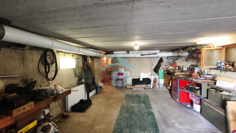 MIMORIADNE ZNÍŽENÁ CENA! Priestranný 6-izbový RD, Nenince, V. Krtíš. - Pivnica rodinného domu v Neninciach s úložným priestorom, náradím a organizovanými potrebami.