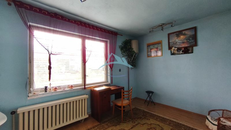 MIMORIADNE ZNÍŽENÁ CENA! Priestranný 6-izbový RD, Nenince, V. Krtíš. - Modrá miestnosť s oknom, stolom a stoličkou v rodinnom dome.