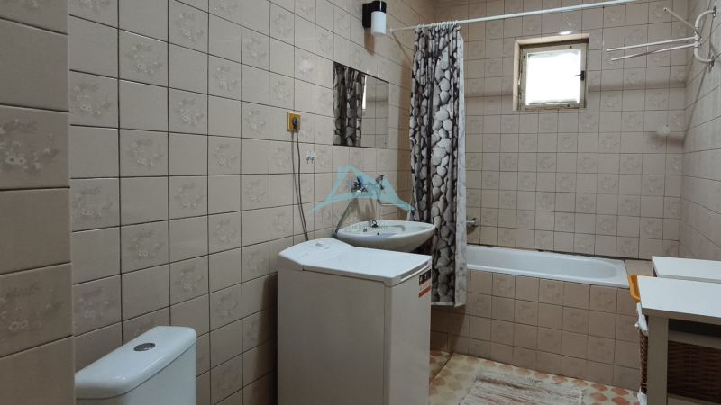 MIMORIADNE ZNÍŽENÁ CENA! Priestranný 6-izbový RD, Nenince, V. Krtíš. - Kúpeľňa s vaňou, umývadlom a práčkou v rodinnom dome.