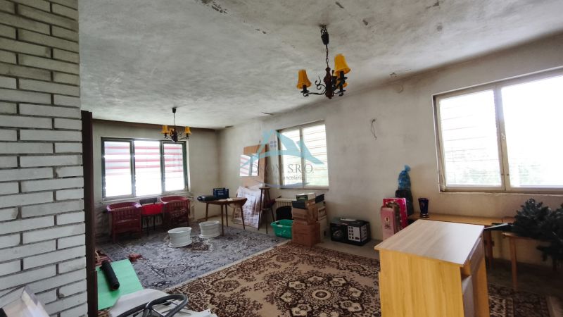 MIMORIADNE ZNÍŽENÁ CENA! Priestranný 6-izbový RD, Nenince, V. Krtíš. - Interiér rodinného domu s plastovými oknami, tehlovou stenou a dekoratívnym kobercom.