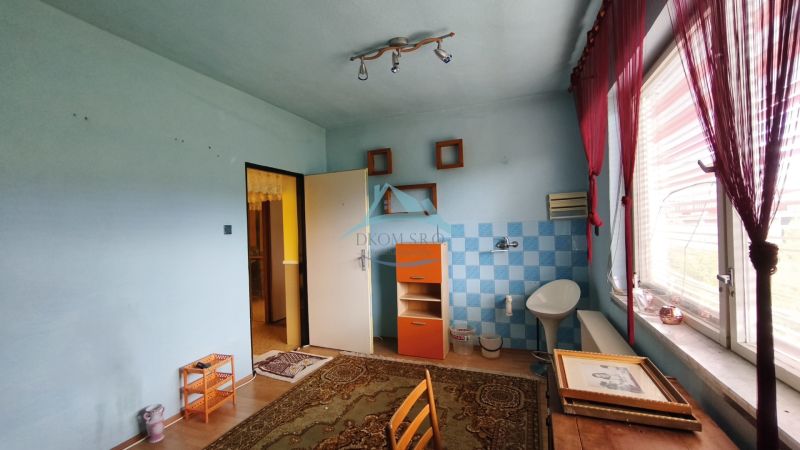 MIMORIADNE ZNÍŽENÁ CENA! Priestranný 6-izbový RD, Nenince, V. Krtíš. - Izba v rodinnom dome s kachličkami, podlahou s dreveným dekorom a veľkým oknom.