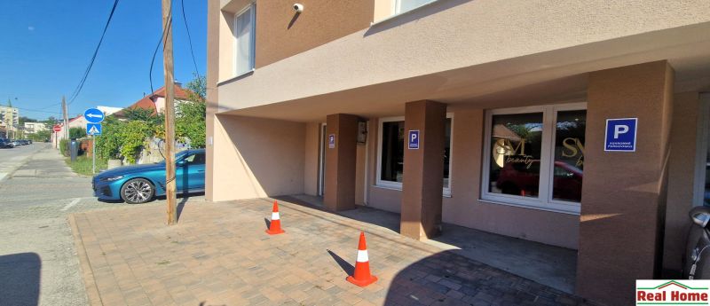 Prenájom-obchodný,kancelársky priestor v centre Senca s parkovaním - Obchodné priestory na Vajanského ulici v Senci s vyhradeným parkovaním.