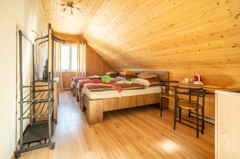 Penzión pri Bešeňovej – podnikateľská príležitosť v srdci Liptova - Izba s dreveným obkladom, podlaha s dreveným dekorom, Hotely a penzióny.