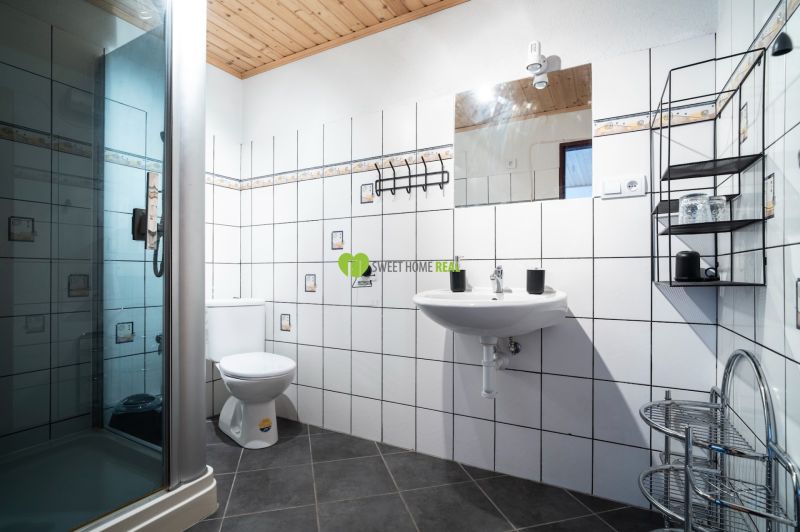 Penzión pri Bešeňovej – podnikateľská príležitosť v srdci Liptova - Kúpeľňa s toaletou a sprchovacím kútom, Hotely a penzióny, obklady s dekoračným vzorom.