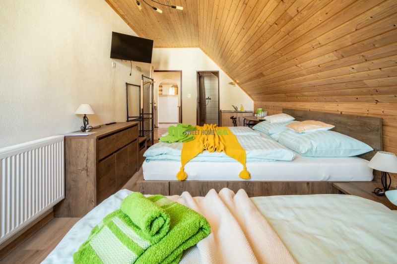 Penzión pri Bešeňovej – podnikateľská príležitosť v srdci Liptova - Izba v Hotely a penzióny s podlahou s dreveným dekorom a pohodlnými posteľami.