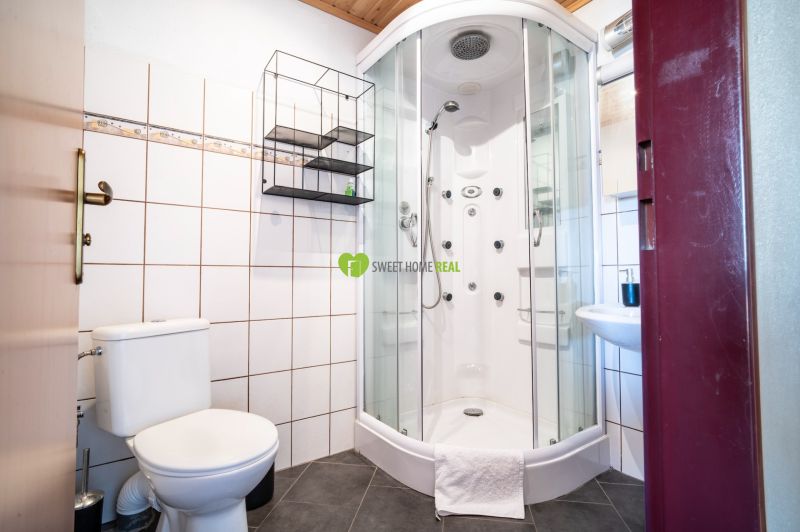 Penzión pri Bešeňovej – podnikateľská príležitosť v srdci Liptova - Kúpeľňa s toaletou a sprchovacím kútom v Hoteloch a penziónoch.