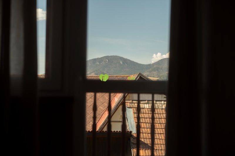 Penzión pri Bešeňovej – podnikateľská príležitosť v srdci Liptova - Výhľad z okna na strechy a pohorie v Liptovskom Michali, Hotely a penzióny.