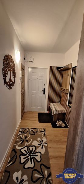 REZERVOVANÉ: 3 izbový byt + 2x balkón, komplet.rekonštr. - KOMÁRNO - Predsieň v 3-izbovom byte s podlahou s dreveným dekorom a kobercom s kvetmi.