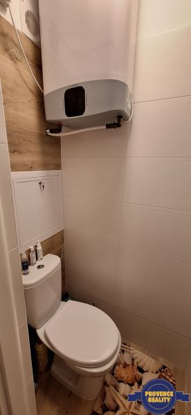 REZERVOVANÉ: 3 izbový byt + 2x balkón, komplet.rekonštr. - KOMÁRNO - Toaleta s podlahou s dreveným dekorom v 3-izbovom byte.