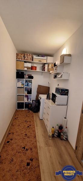 REZERVOVANÉ: 3 izbový byt + 2x balkón, komplet.rekonštr. - KOMÁRNO - Kompaktná komora s regálmi, skriňou a podlahou s dreveným dekorom v 3-izbovom byte.