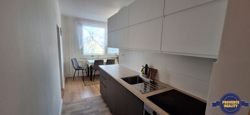 REZERVOVANÉ: 3 izbový byt + 2x balkón, komplet.rekonštr. - KOMÁRNO - Kuchyňa v 3-izbovom byte, s podlahou s dreveným dekorom a jedálenským kútom.