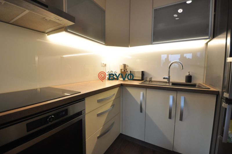 3-IZBOVÝ TEHLOVÝ BYT V DUBNICI NAD VÁHOM | 68 m² | BALKÓN | VLASTNÉ KÚ - Kuchyňa v 3-izbovom byte s lineárnou linkou a podlahou s dreveným dekorom.