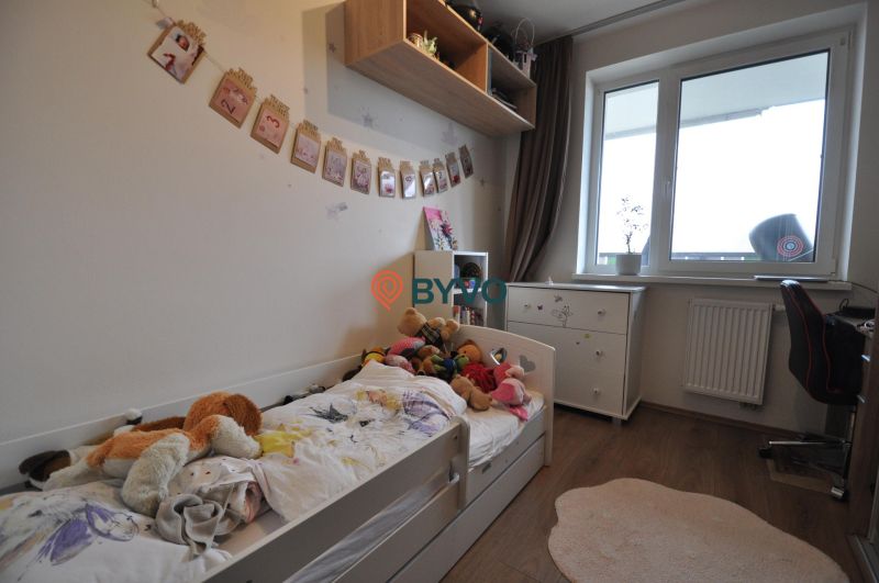 3-IZBOVÝ TEHLOVÝ BYT V DUBNICI NAD VÁHOM | 68 m² | BALKÓN | VLASTNÉ KÚ - Detská izba v 3-izbovom byte s podlahou s dreveným dekorom a oknom.