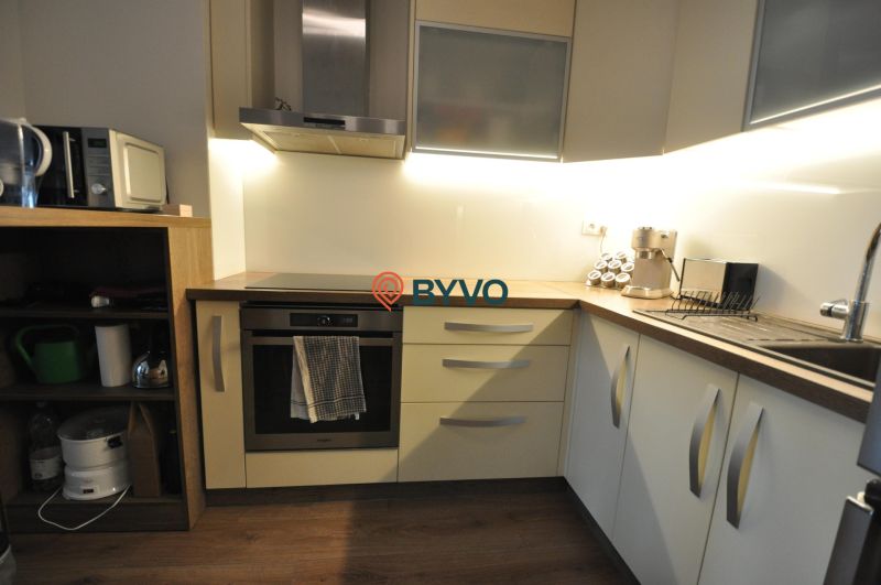 3-IZBOVÝ TEHLOVÝ BYT V DUBNICI NAD VÁHOM | 68 m² | BALKÓN | VLASTNÉ KÚ - Kuchyňa v 3-izbovom byte s podlahou s dreveným dekorom a modernou linkou.