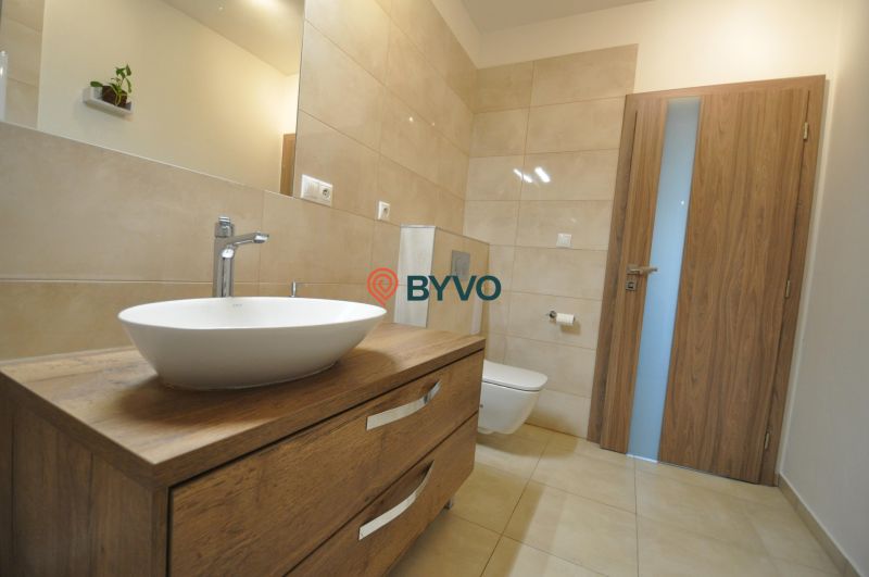 3-IZBOVÝ TEHLOVÝ BYT V DUBNICI NAD VÁHOM | 68 m² | BALKÓN | VLASTNÉ KÚ - Kúpeľňa v 3-izbovom byte s umývadlom, podlahou s dreveným dekorom a toaletou.