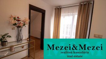 Krásny a priestranný dom v obci Majcichov - Interiér rodinného domu s dekoratívnym stolíkom a oceneniami realitnej kancelárie.
