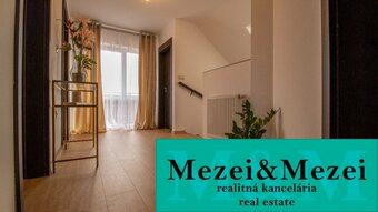 Krásny a priestranný dom v obci Majcichov - Rodinný dom s elegantným kvetinovým dekorom a podlahou s dreveným dekorom.