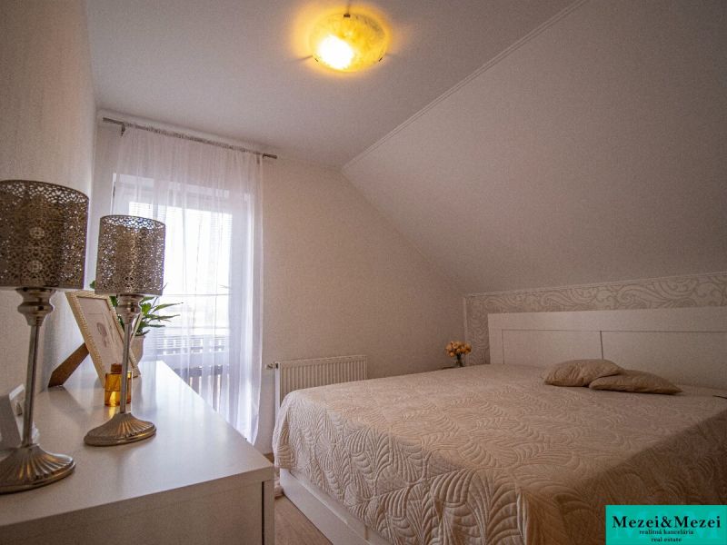 Krásny a priestranný dom v obci Majcichov - Spálňa v Rodinnom dome s dekoráciami, posteľou a jemným osvetlením.