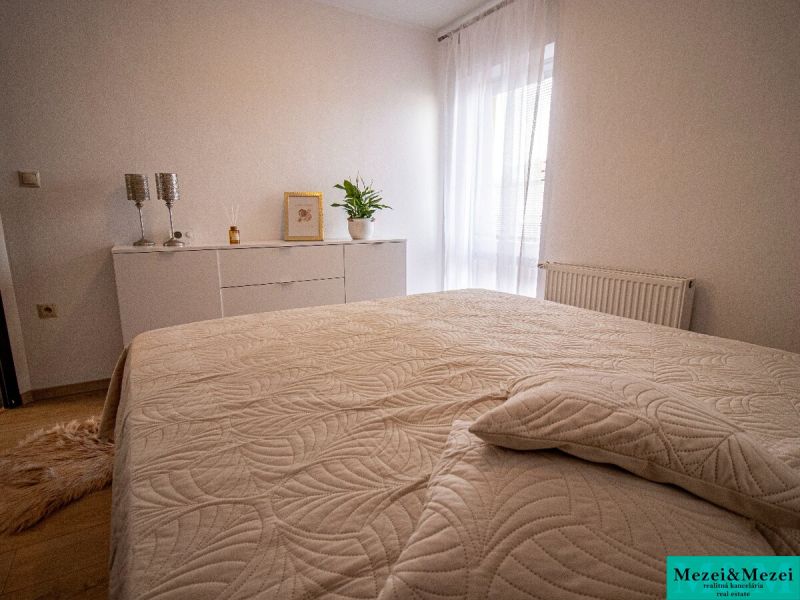 Krásny a priestranný dom v obci Majcichov - Spálňa s bielym nábytkom a dekoratívnymi doplnkami v rodinnom dome.