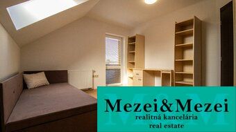 Krásny a priestranný dom v obci Majcichov - Svetlá spálňa v rodinnom dome s posteľou a strešným oknom. Realitná kancelária Mezei&Mezei.