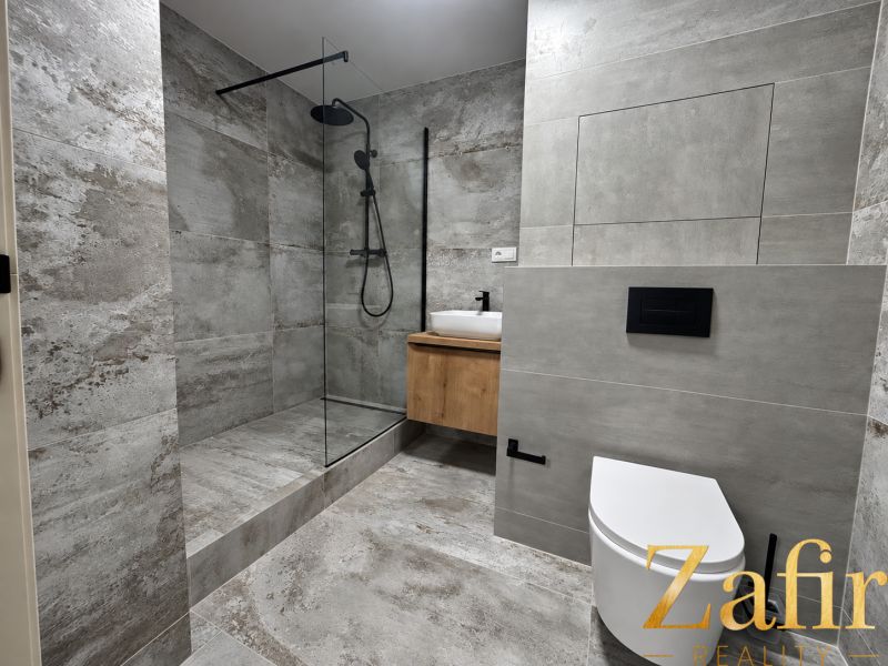 3- izbový byt na Vajanského ulici v Trnave !! 2 terasy !! - Kúpeľňa v 3-izbovom byte s moderným sprchovacím kútom a elegantnými obkladmi.