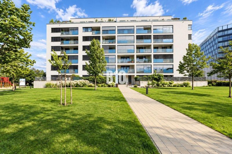 PRENÁJOM | Moderný 2-izbový byt so šatníkom v projekte Malé Krasňany – - Budova s modernými balkónmi, obklopená zeleňou na Malokrasňanskej ulici v Bratislave III.