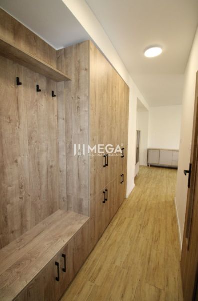 NA PRENÁJOM -  Zariadený 2 izbový byt s balkónom, Dobrianského, Humenn - Chodba so vstavanou skriňou a podlahou s dreveným dekorom v 2-izbovom byte.