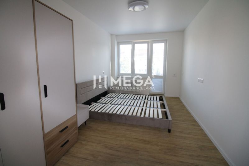 NA PRENÁJOM -  Zariadený 2 izbový byt s balkónom, Dobrianského, Humenn - Svetlá spálňa v 2-izbovom byte s podlahou s dreveným dekorom a veľkým oknom.