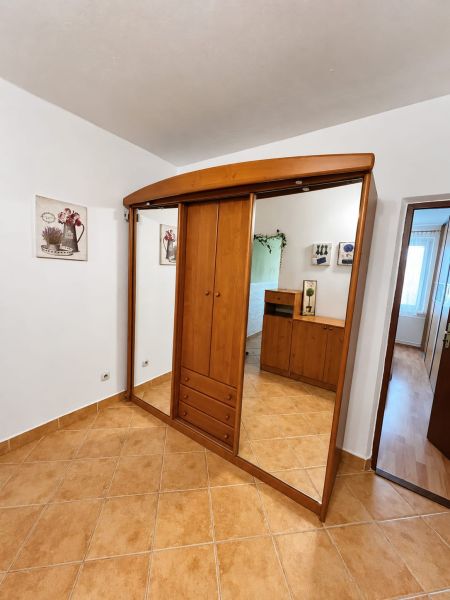 PRENÁJOM | 3-IZBOVÝ BYT | 80 m² | 2 BALKÓNY | ZARIADENÝ | CENTRUM I  - V 3-izbovom byte vidíme vstavanú skriňu s posuvným zrkadlom a dlažbu.