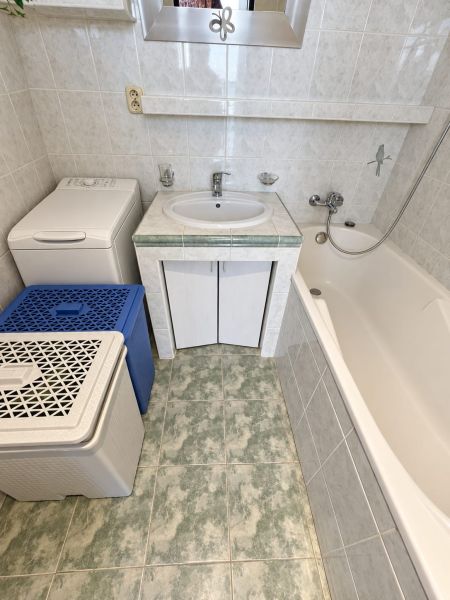 PRENÁJOM | 3-IZBOVÝ BYT | 80 m² | 2 BALKÓNY | ZARIADENÝ | CENTRUM I  - Kúpeľňa s umývadlom, vaňou a práčkou v 3-izbovom byte, obkladačky svetlého odtieňa.