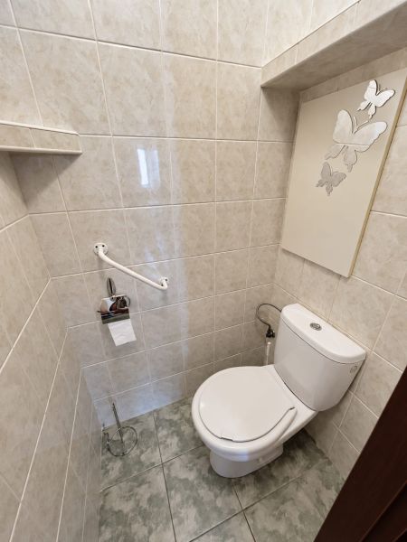 PRENÁJOM | 3-IZBOVÝ BYT | 80 m² | 2 BALKÓNY | ZARIADENÝ | CENTRUM I  - Toaleta s keramickým obkladom a motívom motýľov v 3-izbovom byte.