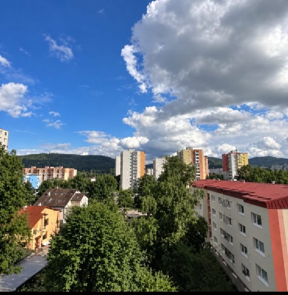 PRENÁJOM | 3-IZBOVÝ BYT | 80 m² | 2 BALKÓNY | ZARIADENÝ | CENTRUM I  - Pohľad na paneláky a zeleň v Dubnici nad Váhom na ulici Centrum I.