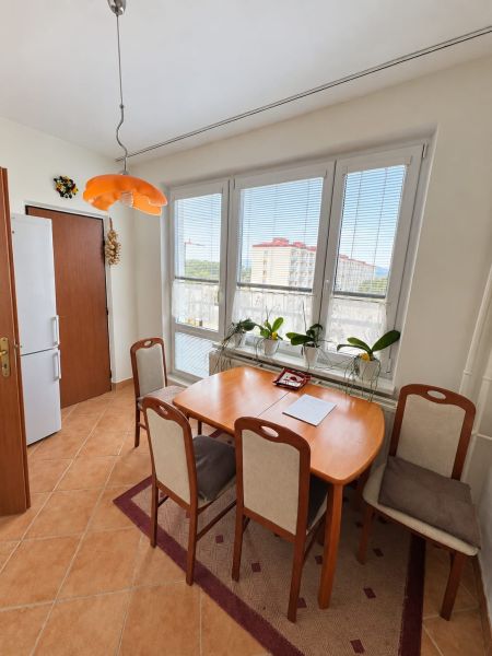 PRENÁJOM | 3-IZBOVÝ BYT | 80 m² | 2 BALKÓNY | ZARIADENÝ | CENTRUM I  - Jedáleň v 3-izbovom byte s oknom, rastlinami a štvorcovým stolom s kreslami.