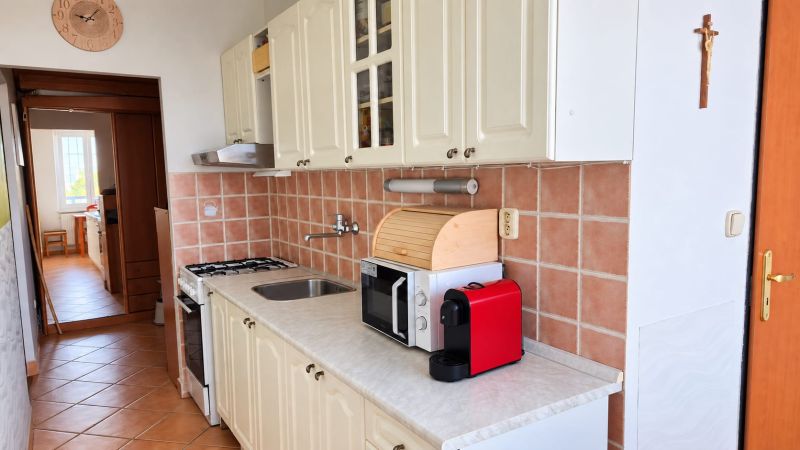 PRENÁJOM | 3-IZBOVÝ BYT | 80 m² | 2 BALKÓNY | ZARIADENÝ | CENTRUM I  - Kuchyňa s bielymi skrinkami a keramickým obkladom v 3-izbovom byte.
