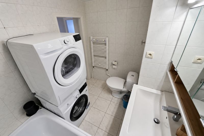 Na prenájom 2-izbový byt s balkónom v Bratislave– Rača - Kúpeľňa so spotrebičmi a sanitou v 2-izbovom byte, keramické obklady a dlažba.