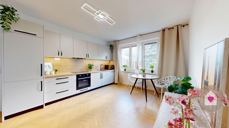 BA/Širšie centrum- Prenájom komplet prerobeného 3 izbového bytu  - Kuchyňa v 3-izbovom byte s podlahou s dreveným dekorom a svetlou linkou.