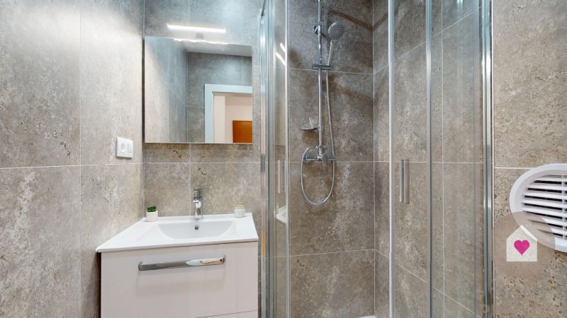BA/Širšie centrum- Prenájom komplet prerobeného 3 izbového bytu  - Kúpeľňa v 3-izbovom byte s umývadlom, sprchovým kútom a obkladom.
