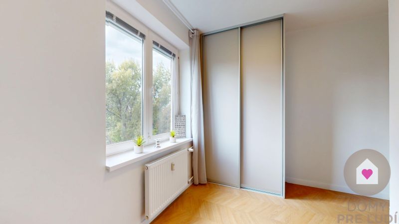 BA/Širšie centrum- Prenájom komplet prerobeného 3 izbového bytu  - Izba v 3-izbovom byte s veľkým oknom a podlahou s dreveným dekorom.