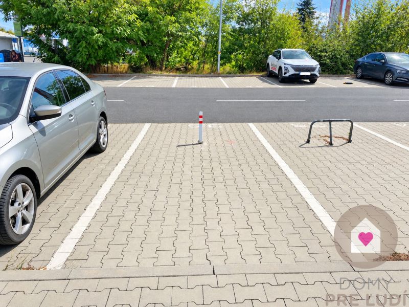 BA/NOVÉ MESTO-Prenájom vonjkašieho parkovacieho státia za rampou-POLUS - Parkovisko na Junáckej ulici v Bratislave - Novom Meste s voľným parkovacím miestom.