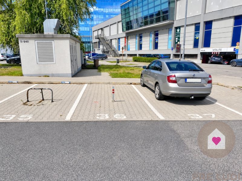 BA/NOVÉ MESTO-Prenájom vonjkašieho parkovacieho státia za rampou-POLUS - Parkovisko pri garážach na Junáckej v Bratislave - Novom Meste s autom a voľnými miestami.