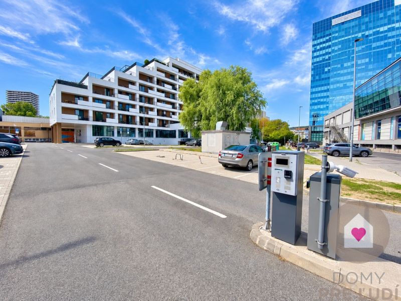BA/NOVÉ MESTO-Prenájom vonjkašieho parkovacieho státia za rampou-POLUS - Parkovisko na Junáckej v Bratislave - Novom Meste s modernou architektúrou a garážami.