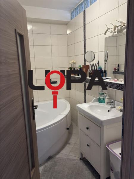 PREDAJ  2 izb. bytu s balkónom v Komárne - Kúpeľňa v 2-izbovom byte s vaňou, umývadlom a bielymi obkladačkami.