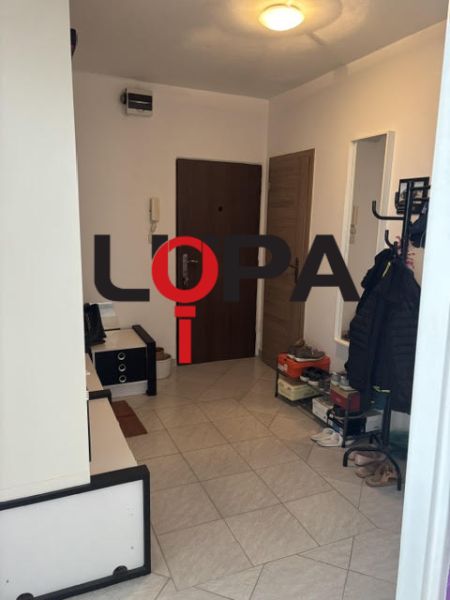 PREDAJ  2 izb. bytu s balkónom v Komárne - Vstupná hala v 2-izbovom byte s dlažbou a svetlým nábytkom.