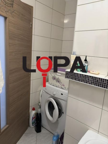 PREDAJ  2 izb. bytu s balkónom v Komárne - Kúpeľňa v 2-izbovom byte s práčkou a úložným priestorom.