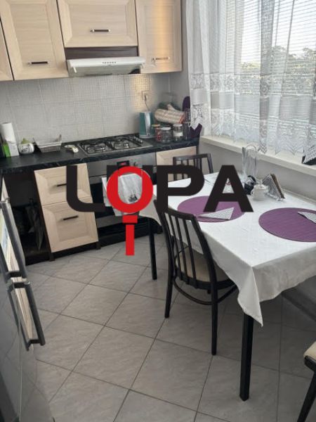 PREDAJ  2 izb. bytu s balkónom v Komárne - Kuchyňa v 2-izbovom byte s jedálenským stolom a kuchynskou linkou.