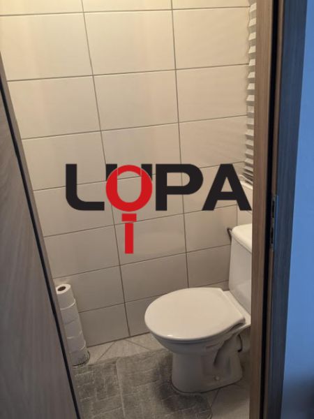 PREDAJ  2 izb. bytu s balkónom v Komárne - Toaleta s jednoduchým obkladom a dlažbou v 2-izbovom byte.