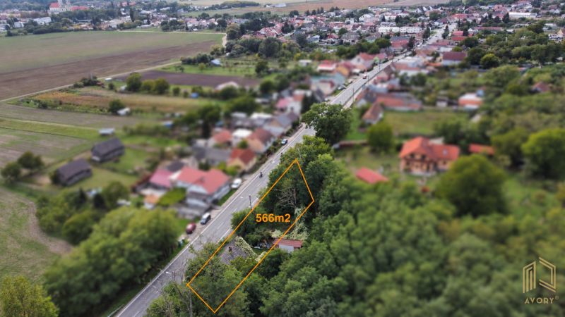 Pozemok so starým domom 566m2, Šaštín Stráže, okr. Senica - Letecký pohľad na pozemok s výmerou 566 m² v Šaštíne-Strážach medzi rodinnými domami.