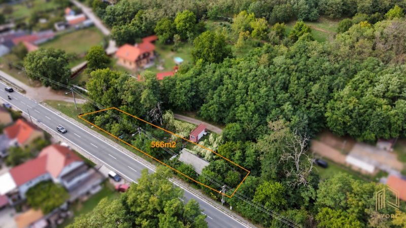 Pozemok so starým domom 566m2, Šaštín Stráže, okr. Senica - Letecký pohľad na pozemok s chatou v Šaštíne-Strážach vedľa rodinných domov.